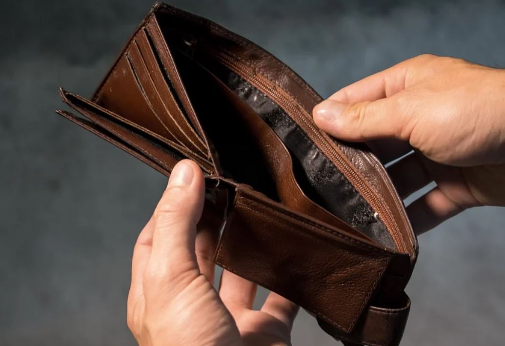 23 symbolic meanings of dreaming about an empty wallet