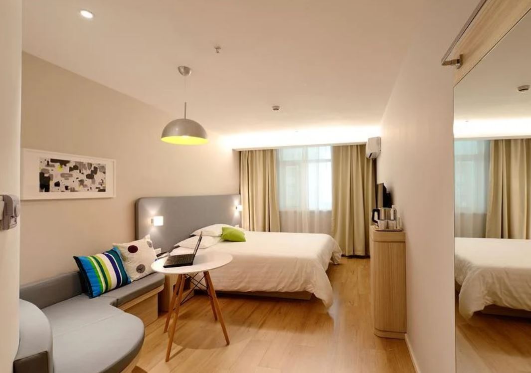 26 symbolic meanings of dreaming about staying in a hotel