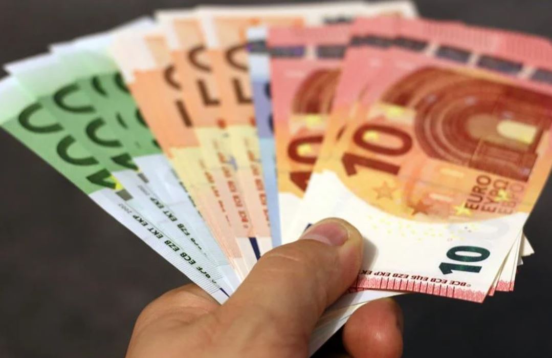 12 Symbolic Meanings of Dreaming About Receiving Pocket Money
