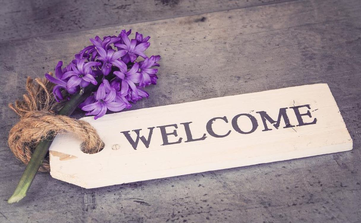 12 symbolic meanings of dreaming about receiving guests
