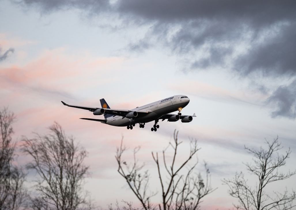 15 Symbolic Meanings of Dreaming About Airplanes