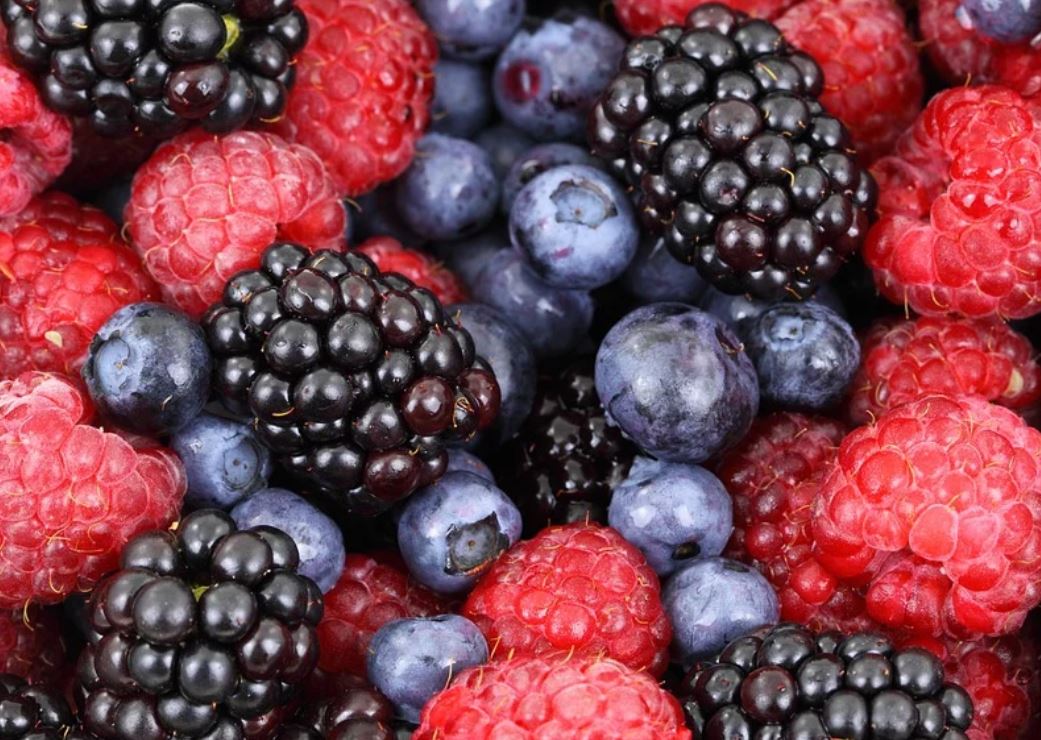 14 Symbolic Meanings of Dreaming of Picking Fruit