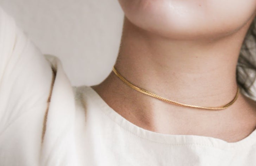5 symbolic meanings of dreaming about wearing a gold necklace