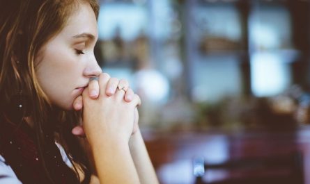 21 Symbolic Meanings of Dreaming of Praying