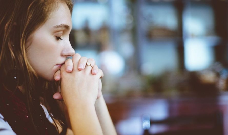 21 Symbolic Meanings of Dreaming of Praying