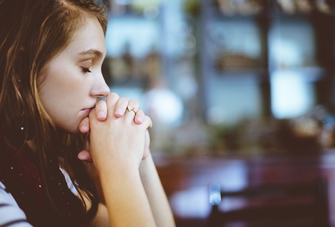 21 Symbolic Meanings of Dreaming of Praying