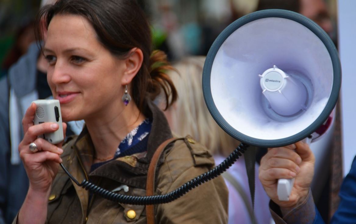24 Symbolic Meanings of Dreaming of Someone Calling Your Name