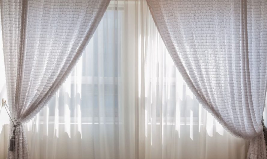 21 Symbolic Meanings of Dreaming about Curtains
