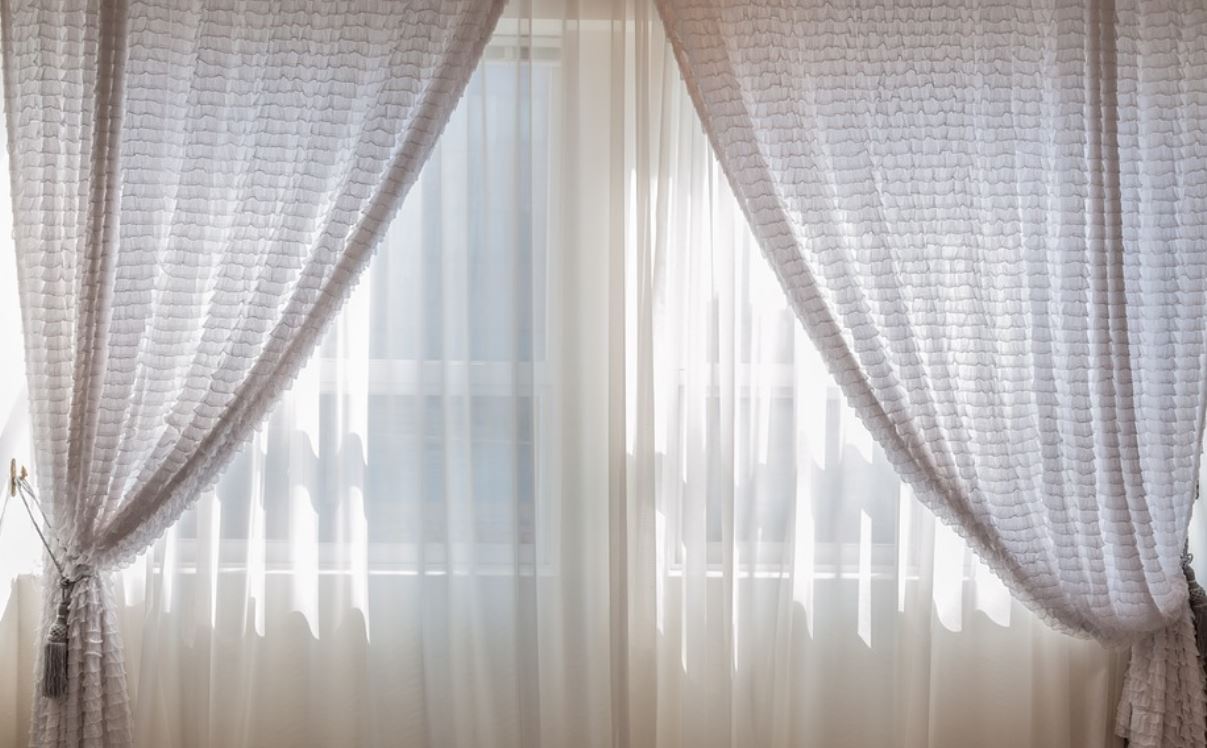 21 Symbolic Meanings of Dreaming about Curtains