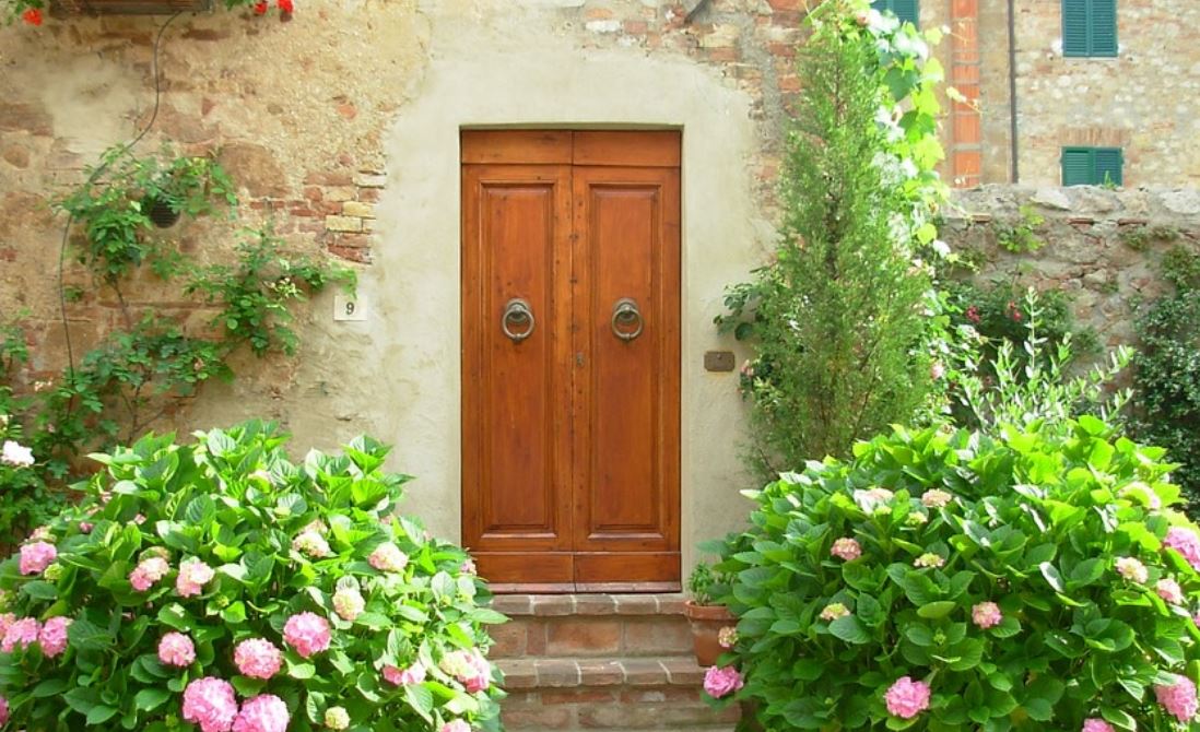 29 Symbolic Meanings of Dreaming of an Open Door