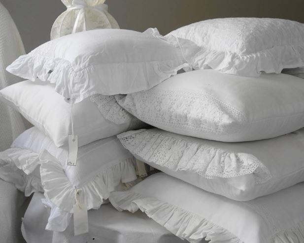 14 Symbolic Meanings of Dreaming About Pillows