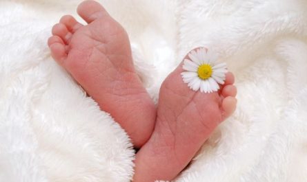 8 Symbolic Meanings of Dreaming About Being Barefoot