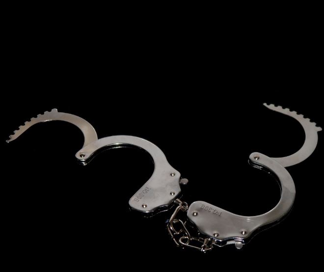 What does it mean to dream of handcuffs?