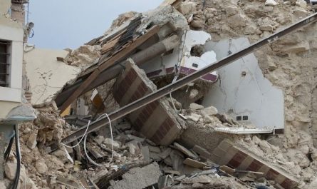 What does it mean to dream of a house collapsing?
