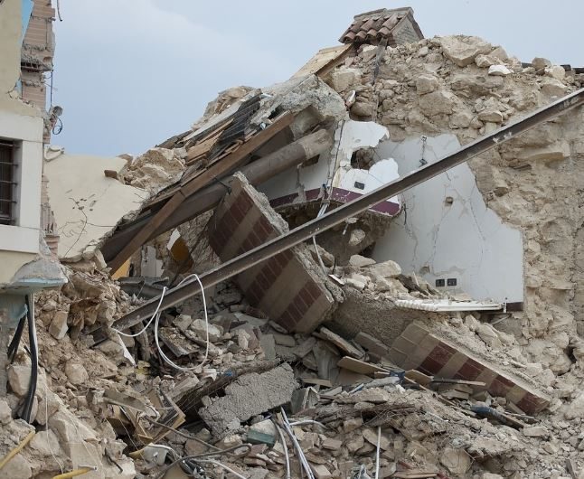 What does it mean to dream of a house collapsing?