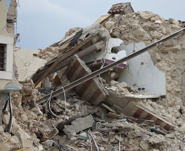 What does it mean to dream of a house collapsing?