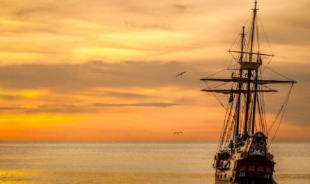 What does it mean to dream of traveling by boat?