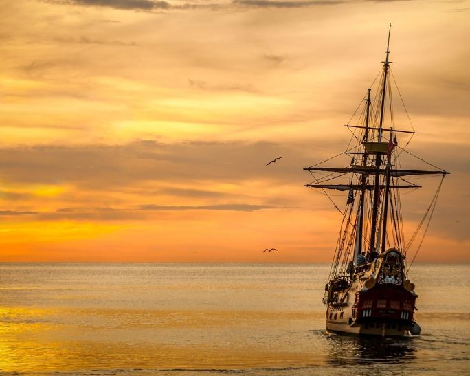 What does it mean to dream of traveling by boat?