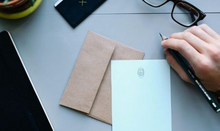 What does it mean to dream of letters?