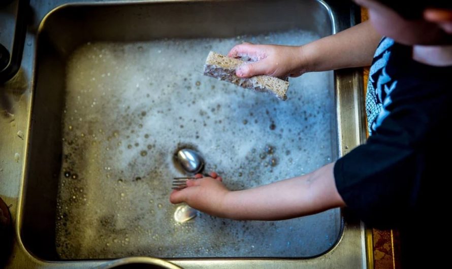 What does it mean to dream about washing dishes?
