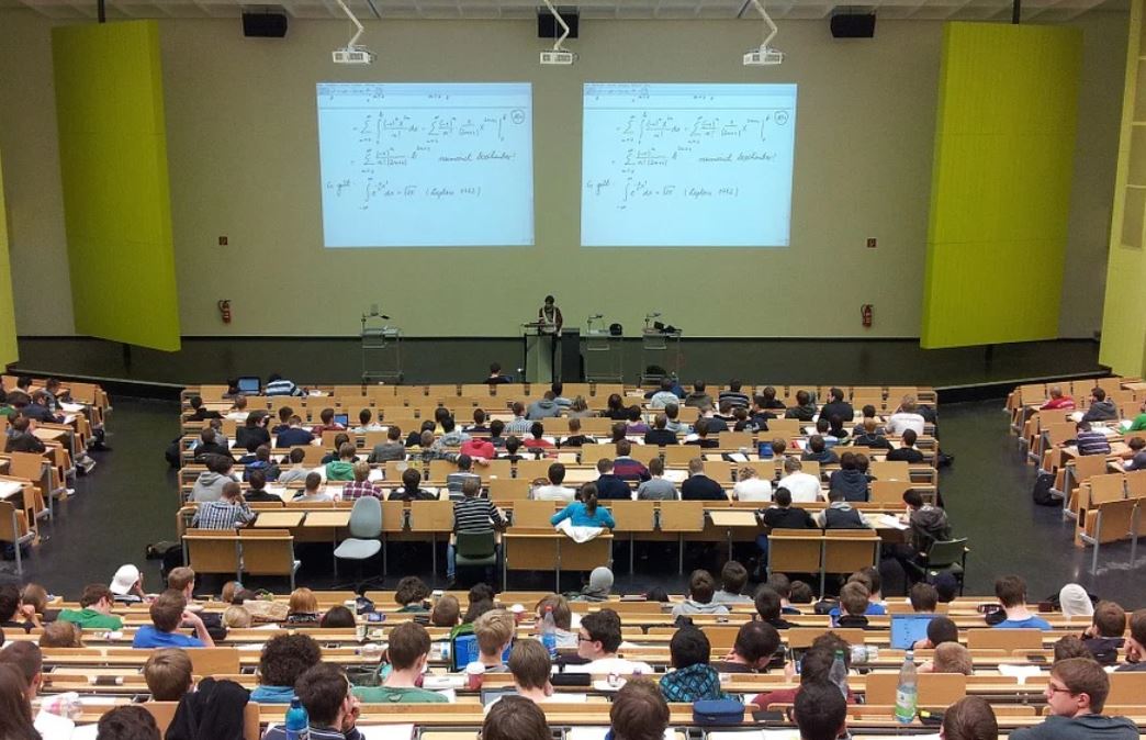 What does it mean to dream of giving a lecture?