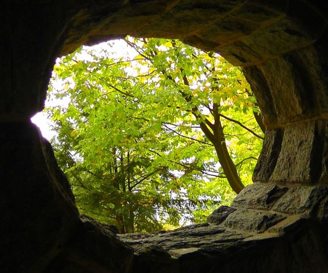 What does it mean to dream of a pit?