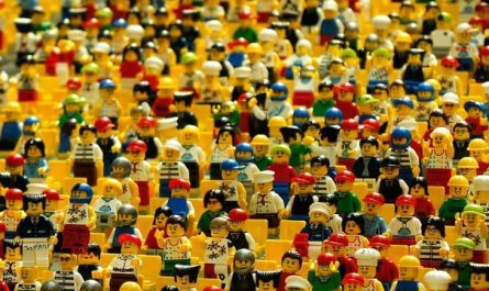 What does it mean to dream of a crowd?