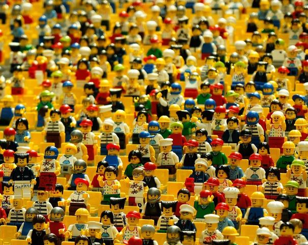 What does it mean to dream of a crowd?