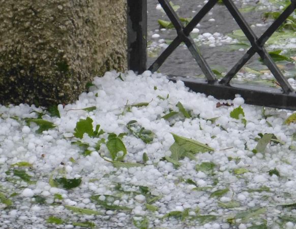 What does it mean to dream of hail?