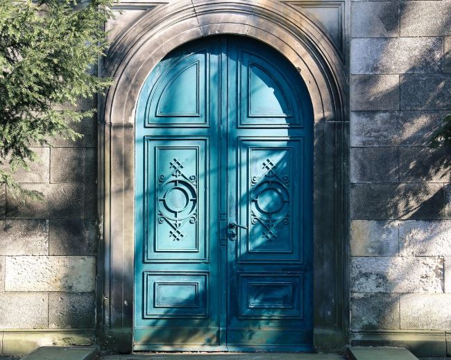 What does it mean to dream about leaving?