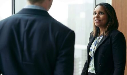 What does it mean to dream about colleagues?