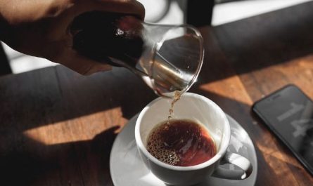 What does it mean to dream of pouring water?