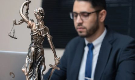 What does it mean to dream of a lawyer?