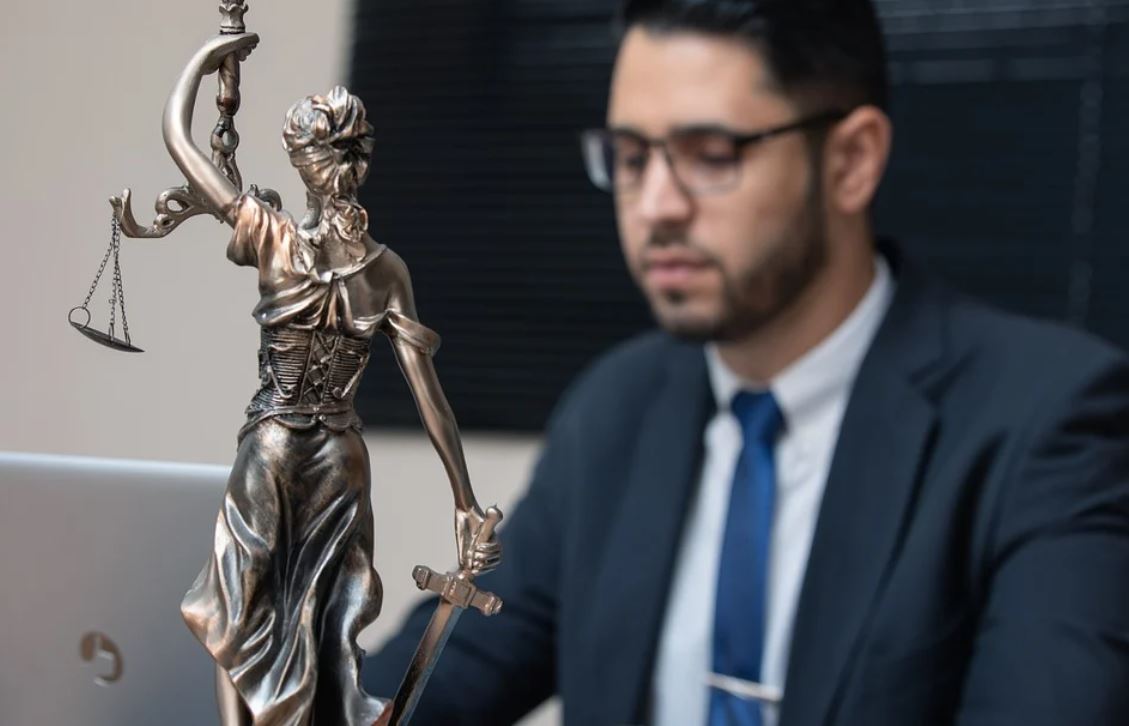 What does it mean to dream of a lawyer?