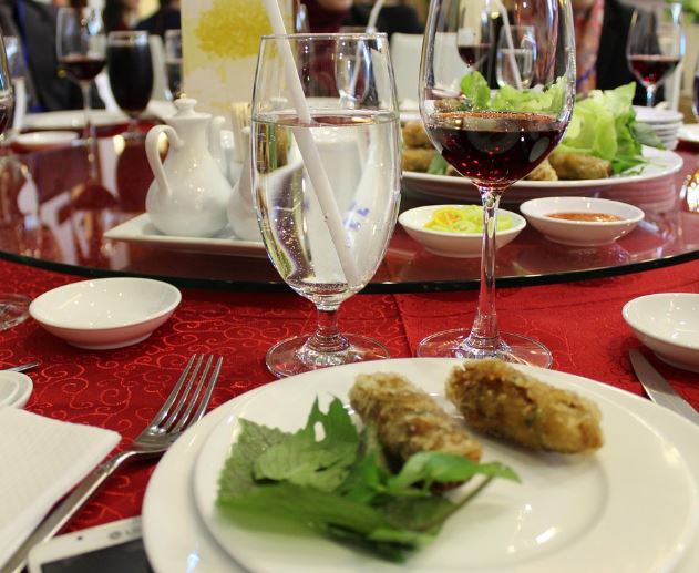 What does it mean to dream about dining out?