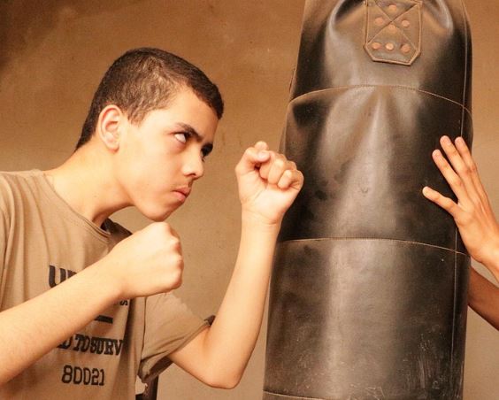 What does dreaming of boxing mean?