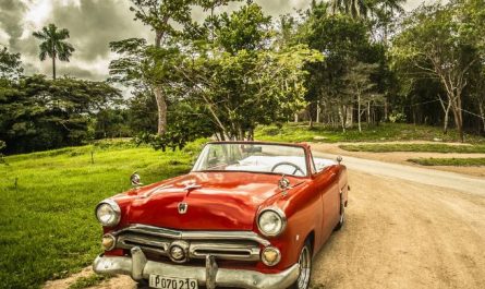 What does it mean to dream of someone hitchhiking?