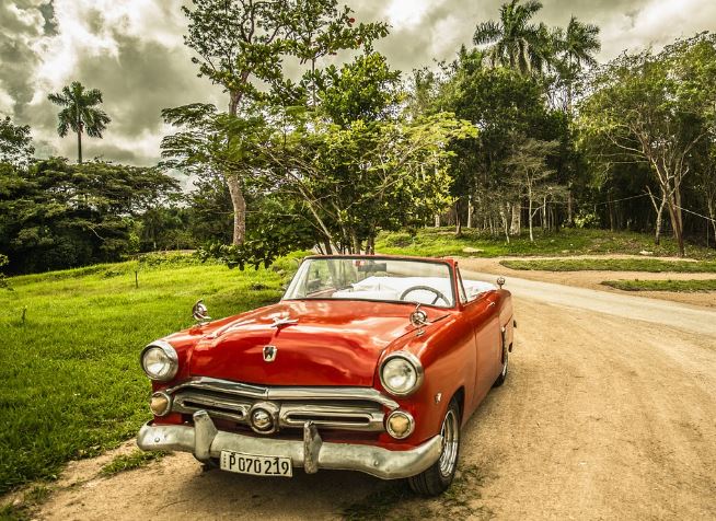 What does it mean to dream of someone hitchhiking?
