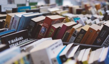 What does dreaming of textbooks mean?